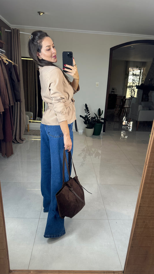 Trench Coat Feminino Curto Elegante em Tecido Premium – Mahfê
