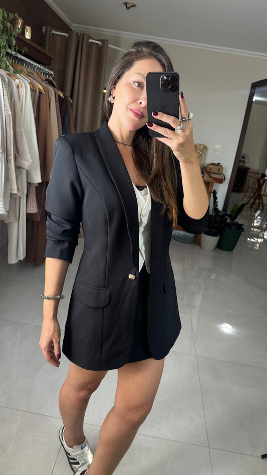 Blazer Feminino Alongado em Alfaiataria com Botão Dourado Preto – Mahfê