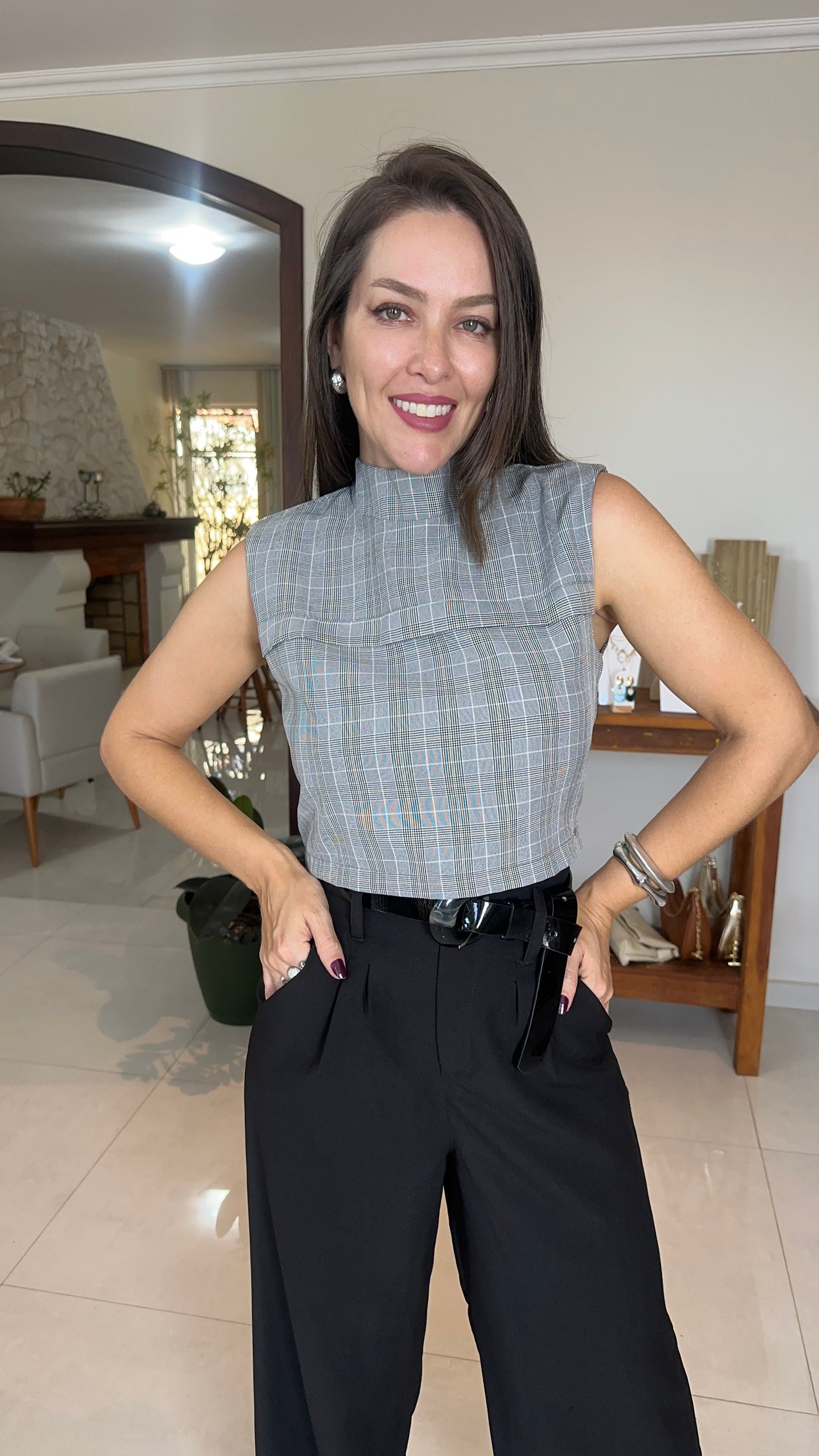 Blusa Feminina Xadrez Elegante Gola Alta em Tecido Premium – Chess Mahfê