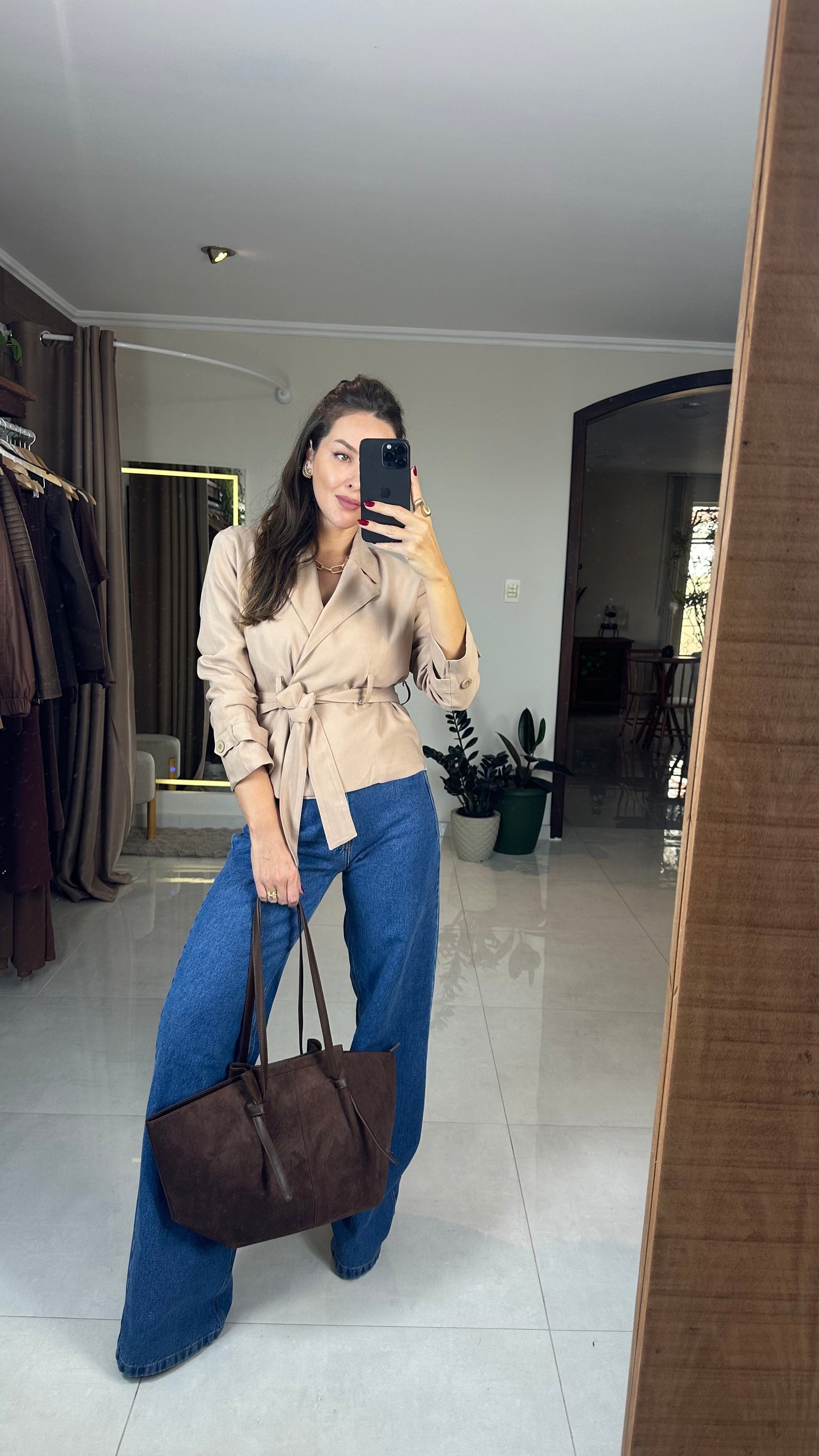 Trench Coat Feminino Curto Elegante em Tecido Premium – Mahfê